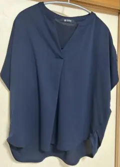 ネイビー Vネックシャツ