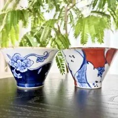 568碗　二柄　赤絵ザクロ　ボタン唐草　赤　青　飯碗　夫婦茶碗　ペア 万博　食器 568碗 二柄 赤絵ザクロ ボタン唐草 赤 青 飯碗 夫婦茶碗 ペア 万博