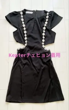 Kep1er チェヒョン着用 ビジュー付きブラックノースリーブミニワンピース