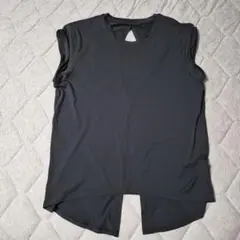 黒いルーズフィットヨガタンクトップ