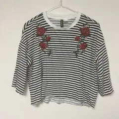 h&m ストライプ刺繍つきTシャツ