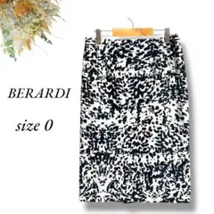 美品 BERARDI 膝丈タイトスカート 0 総柄 スリット 裏地付き 2397