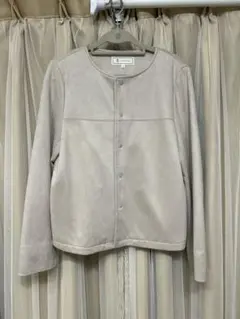 ベージュ ノーカラージャケット スエード風　ロペピクニック