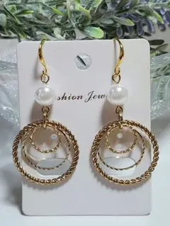 ピアス　(大きめ)　ユリアパールホワイト(樹脂)&リング３種
