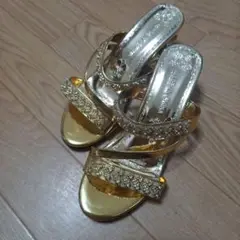ゴールドビジュー付きストラップサンダル