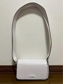 GUESS ミニショルダーバッグ ミニバッグ 白 夏
