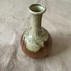緑と茶色の陶器花瓶