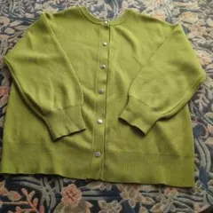 ライムグリーン ボタン付きニットカーディガン