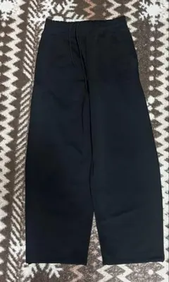 黒のイージーパンツ サイドポケット付き