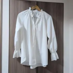 GUの白い長袖シャツ、ブラウス