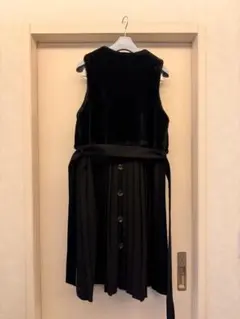 黒いノースリーブプリーツベスト