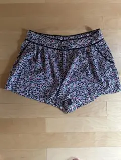 H&M ショートパンツ　小花柄　黒