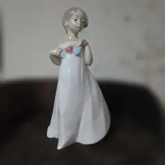 陶器製少女像 白いドレス 赤いリボン