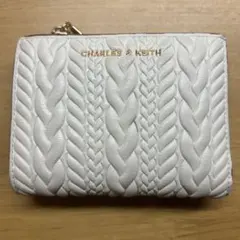 CHARLES & KEITH 二つ折り財布 クリーム アポリーネ