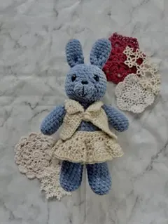 ⑬ブルー×ベージュのかぎ編みのうさちゃん(お洋服つき)