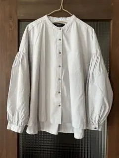 試着のみ　美品　OMNES オムネス　薄グレーシャツ