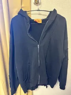 黒いジッパー付きフードパーカー