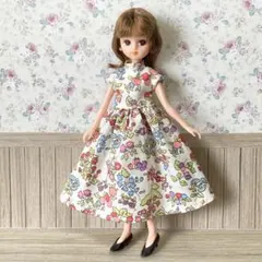 リカちゃん　小花柄のワンピース