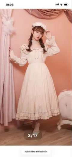 フリル付きクリーム色ティアードワンピース