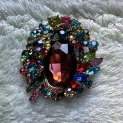 カラフルなヴィンテージ風ブローチ　クリスタル調ストーン装飾　クリスマスプレゼント