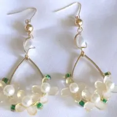 【ハンドメイド】透明感あるゴールドのお花にパール　緑のビーズがアクセント雫ピアス