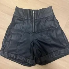 フェイクレザー　ショートパンツ　黒