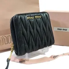 極美品 ミュウミュウ マテラッセ 二つ折り財布 ナパレザー ブラック 黒 金ロゴのサムネイル