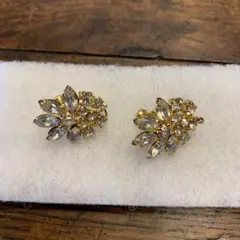 花のデザイン クリスタル風イヤリング
