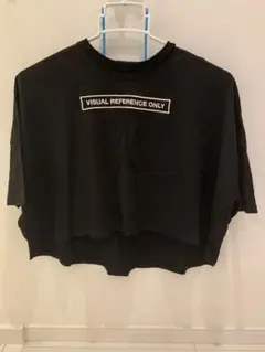 黒のクロップドTシャツ