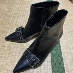 スタッズ付きブラックポインテッドトゥブーツ