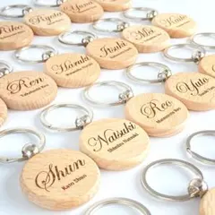 【名入れ】木製キーホルダー｜席札デザインでおしゃれネームタグ｜プチギフトにも◎