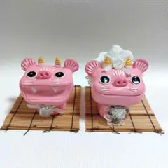 ピンクのシーサー 置物 2体セット 陶器のサムネイル