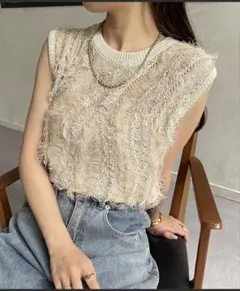 フリンジニット ノースリーブ ベージュのサムネイル