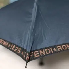 Fendi 折りたたみ傘 ネイビー ロゴ入り　ユニセックス