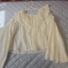 アイボリー フリルブラウス