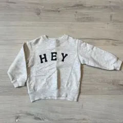 グレーの「HEY」刺繍トレーナー