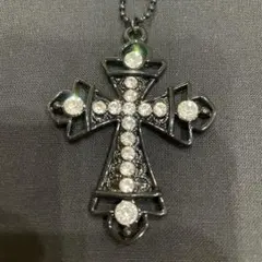 黒いメタル クロス型 ネックレス ストーン付き