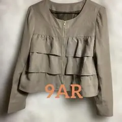 フリル付きベージュ　ノーカラージャケット　9AR