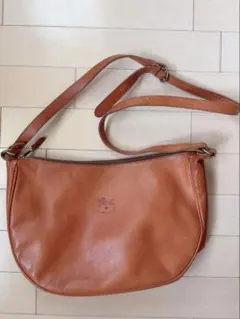 【IL BISONTE】イルビゾンテ　ショルダーバッグ　　ハーフムーン　レザー