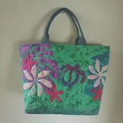 グリーンのむら染めにモンステラとホヌ　ハワイアンキルトバック