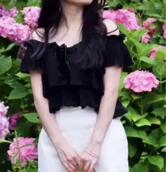 snidel フリルオフショルダー黒トップス