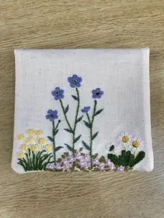手刺繍の花畑巾着＊ラベンダー×ホワイト ナチュラル小物入れ - メルカリ