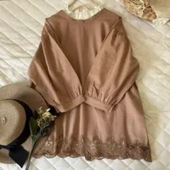 新品★サマンサモスモス★sm2★ベージュ＊バンドカラー＊裾レース前後着ブラウス