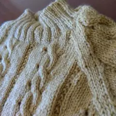 ケーブル編みニットセーター クリーム色