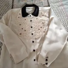 刺繍付きクリーム色長袖ブラウス