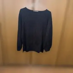 黒のクルーネックセーター