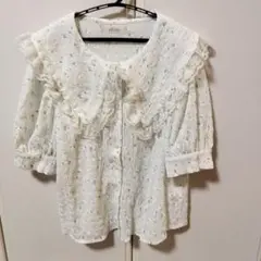 ナイスクラップ フリル付きホワイトブラウス サイズF