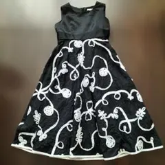 【超美品】キャサリンコテージ 150～ フォーマル 黒 白 刺繍 ドレス 発表会のサムネイル