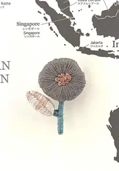 【お試し価格】グレーのお花(葉っぱ付)　刺繍ブローチ