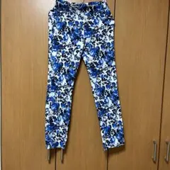 青と白の花柄スリムフィットパンツ